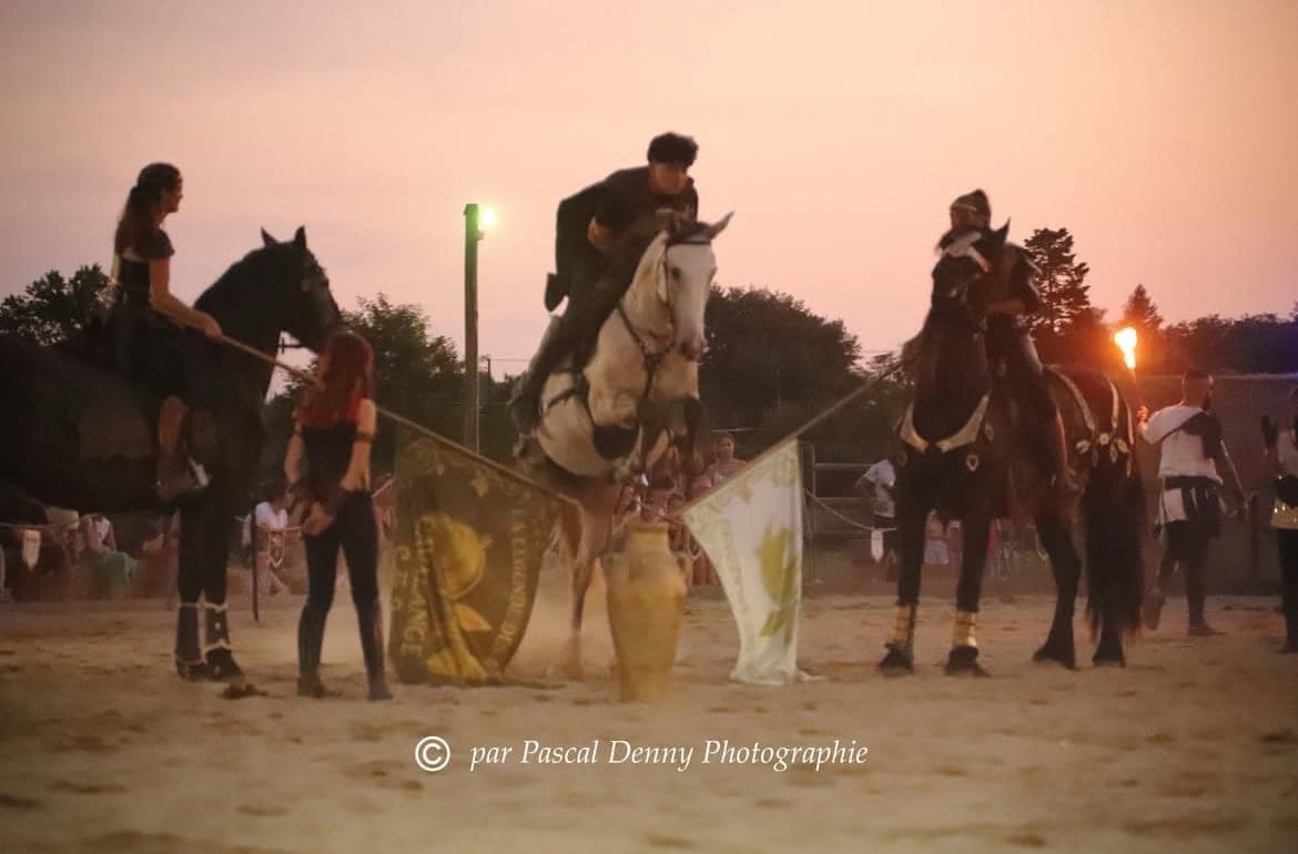 La Légende des Amazones — scène nocturne du spectacle équestre de Caval'Ange