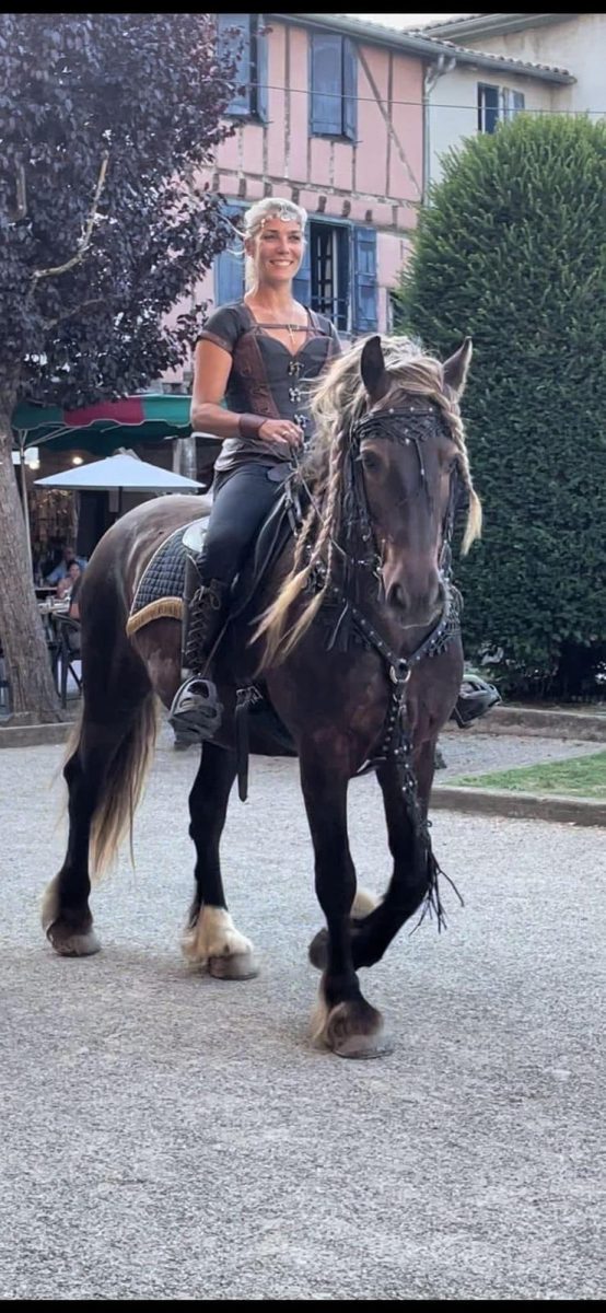 Angélique à cheval dans Mirepoix