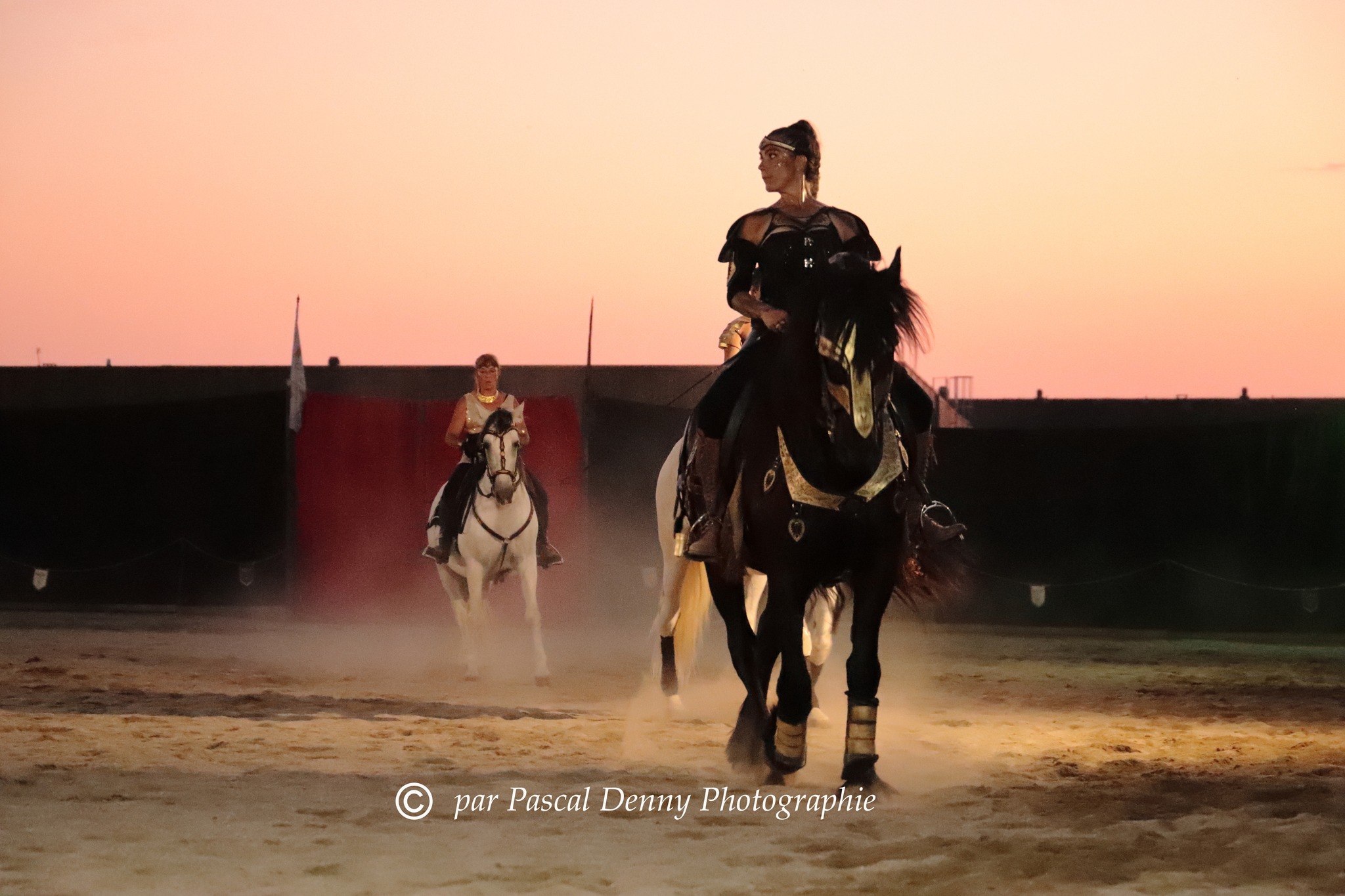 Cavalières de la troupe dans l'arène au crépuscule